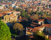 30 Dal torrione della Rocca vista su  Sant'Agostino e San MIchele al Pozzo Bianco 